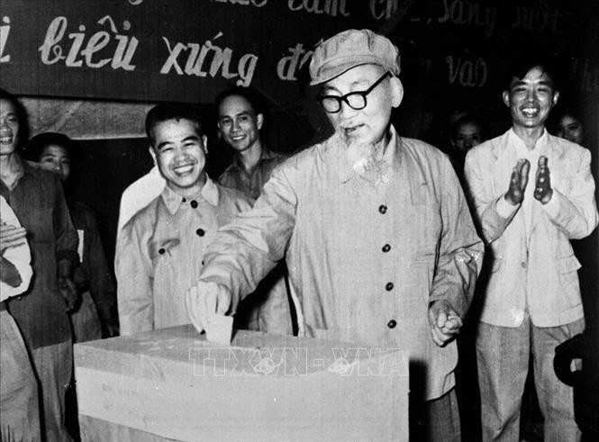 Ngày 27/4/1969, Chủ tịch Hồ Chí Minh đến bỏ phiếu bầu cử đại biểu Hội đồng nhân dân thành phố Hà Nội tại hòm phiếu số 6, đơn vị bầu cử số 1, tiểu khu 1, Ba Đình, Hà Nội. (Ảnh: tư liệu)