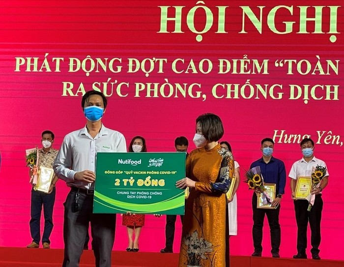 Đại diện Quỹ Phát triển Tài năng Việt của Ông Bầu trao tặng 2 tỷ đồng cho Quỹ Phòng chống dịch Covid-19 tỉnh Hưng Yên.