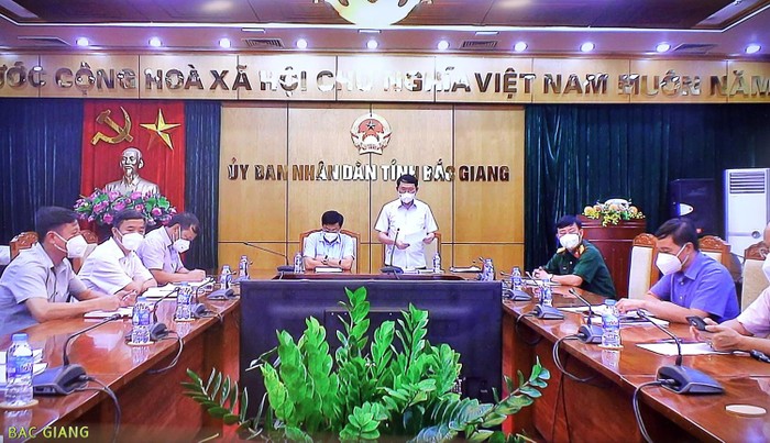 Phó Thủ tướng Vũ Đức Đam yêu cầu tỉnh Bắc Giang phải tập trung giãn tiếp mật độ trong các khu cách ly tập trung có ca nhiễm để chấm dứt ngay tình trạng lây nhiễm chéo. Ảnh: VGP