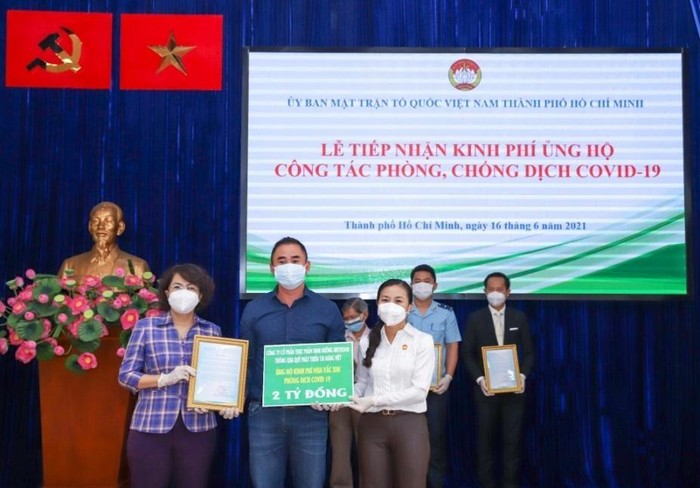 Đại diện Quỹ Phát triển Tài năng Việt của Ông Bầu trao tặng 2 tỷ đồng cho Quỹ Vaccine Phòng chống Covid-19 thông qua Ủy ban Mặt trận Tổ Quốc Việt Nam Thành phố Hồ Chí Minh