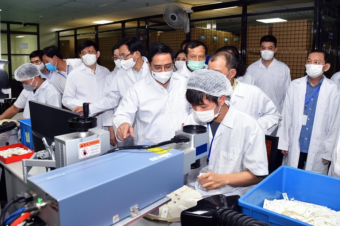 Thủ tướng đã tới thăm và làm việc tại Công ty Medicon (xã An Khánh, huyện Hoài Đức, Hà Nội) - chuyên sản xuất test thử (xét nghiệm nhanh) phục vụ các nhu cầu y học. (Ảnh: VGP/Nhật Bắc)