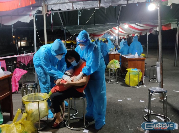 Sinh viên Trường Cao đẳng Y tế Bình Dương đang lấy mẫu xét nghiệm tại khu phong tỏa (phường Bình Chuẩn, thành phố Thuận An, tỉnh Bình Dương). Ảnh: Hữu Đức