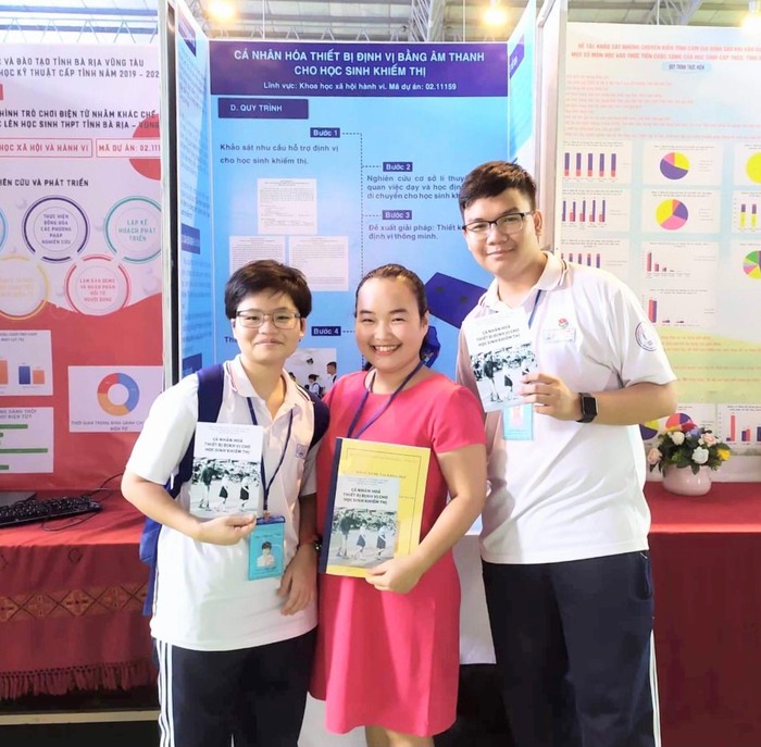 Ngọc Anh (ngoài cùng bên trái) cùng cô giáo hướng dẫn và bạn cùng nhóm mang thiết bị hỗ trợ định vị cho học sinh khiếm thị dự thi cuộc thi Khoa học kỹ thuật cấp tỉnh.