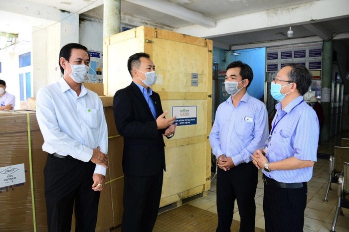 Novaland trao tặng Bình Thuận trang thiết bị y tế chuyên dụng cấp thiết hỗ trợ phòng, chống dịch COVID-19.