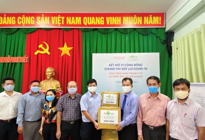 Lãnh đạo Thành phố Phan Thiết nhận khẩu trang và nước rửa tay diệt khuẩn của đại diện tập đoàn Novaland