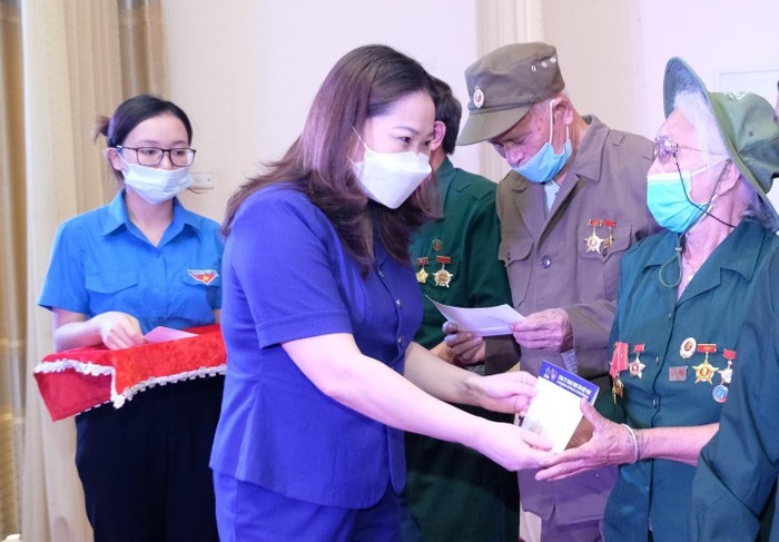 Bà Vũ Thị Hiền Hạnh - Phó Chủ tịch Ủy ban nhân dân tỉnh Yên Bái tặng quà các cựu Thanh niên xung phong