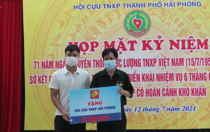 Đại diện Ban tổ chức trao tặng bảng tượng trưng của Tập đoàn Tân Hiệp Phát cho Hội Cựu Thanh niên xung phong thành phố Hải Phòng