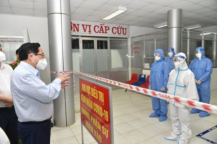 Thủ tướng Phạm Minh Chính động viên các thầy thuốc trên tuyến đầu chống dịch tại Long An, ngày 10/7. Ảnh VGP