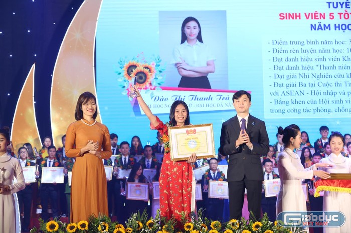 Thanh Trà nhận giải thưởng “Sinh viên 5 tốt cấp Trung ương”. (Ảnh: Nhân vật cung cấp)