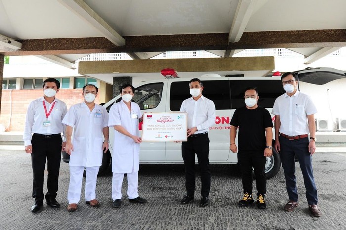 Ông Nguyễn Văn Cường – Phó Chủ tịch Tập đoàn Hưng Thịnh (thứ 3 từ phải sang) cùng đại diện các nhà tài trợ trao tặng 1 xe cứu thương cho Bệnh viện Thống Nhất