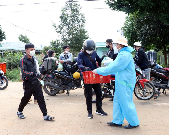 Các lực lượng chức năng hỗ trợ người dân từ các tỉnh phía Nam về quê qua Chốt kiểm dịch y tế giữa Gia Lai và Kon Tum. Ảnh: VGP