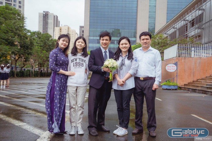 Thảo Anh (thứ 2 bên phải) cùng gia đình và thầy chủ nhiệm Nguyễn Hồng Hải (ở giữa) trong buổi chụp kỷ yếu chia tay cấp 3. (Ảnh: Nhân vật cung cấp)