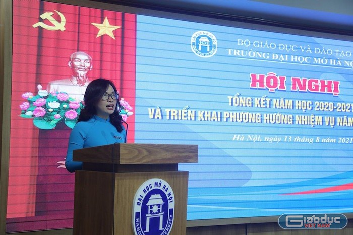 Phó Giáo sư, Tiến sĩ Nguyễn Thị Nhung - Hiệu trưởng nhà trường phát biểu khai mạc. Ảnh: NTCC