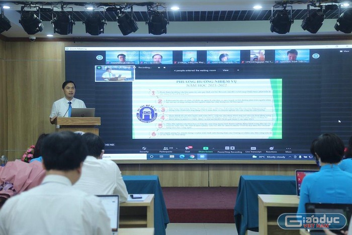 Tiến sĩ Dương Thăng Long trình bày phương hướng nhiệm vụ năm học 2021 – 2022. Ảnh: NTCC