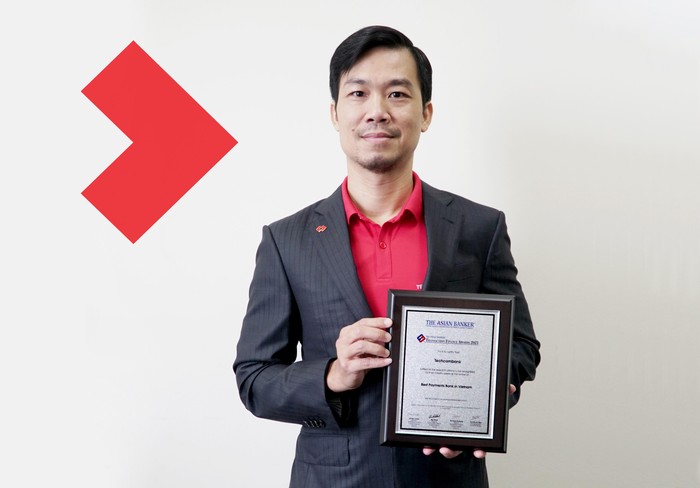 Ông Phan Thanh Sơn, Phó Tổng giám đốc Techcombank, Giám đốc Khối Ngân hàng Giao dịch toàn cầu nhận giải thưởng.