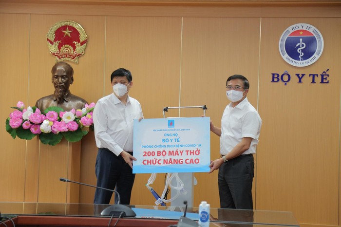 Bộ trưởng Bộ Y tế Nguyễn Thanh Long nhận máy thở từ Chủ tịch Hội đồng thành viên Petrovietnam Hoàng Quốc Vượng
