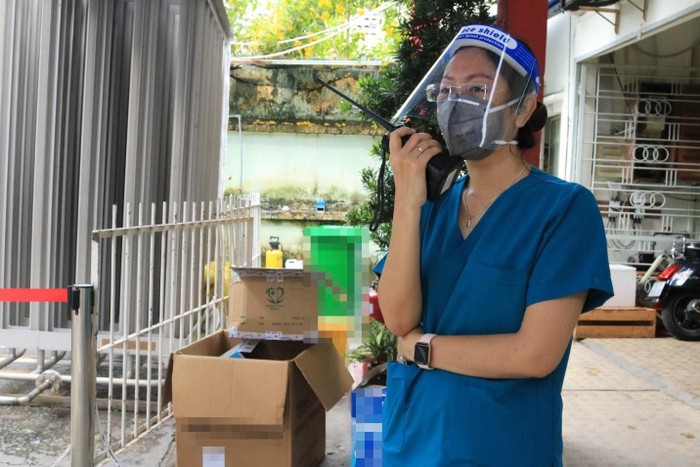 Điều dưỡng Nguyễn Thị Xuân Ái (37 tuổi) đang công tác tại cơ sở thu dung, điều trị Covid-19 ở Quận Bình Thạnh: “Chúng tôi biết, sau mỗi chuyến hàng là tình cảm của rất rất nhiều người. Chúng tôi thực sự ấm lòng”.