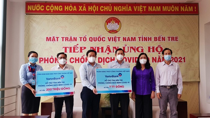 Đại diện VietinBank trao bảng tượng trưng số tiền ủng hộ công tác phòng, chống dịch COVID-19 cho Lãnh đạo Ủy ban Mặt trận Tổ quốc tỉnh Bến Tre
