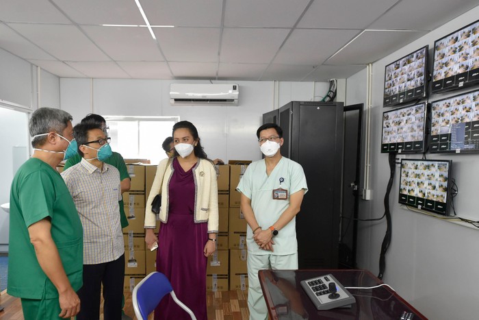 Tại Trung tâm hồi sức tích cực bệnh nhân COVID-19 trực thuộc BV Việt - Đức, Phó Thủ tướng Vũ Đức Đam yêu cầu bên cạnh việc bảo đảm đầy đủ thuốc men, trang thiết bị điều trị, phải chú ý chăm lo dinh dưỡng cho người bệnh.