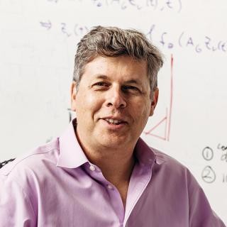 Tiến sĩ Oren Etzioni - Giám đốc điều hành Allen Institute for AI, Viện nghiên cứu AI nổi tiếng của tỷ phú Paul Allen, đồng sáng lập Microsoft