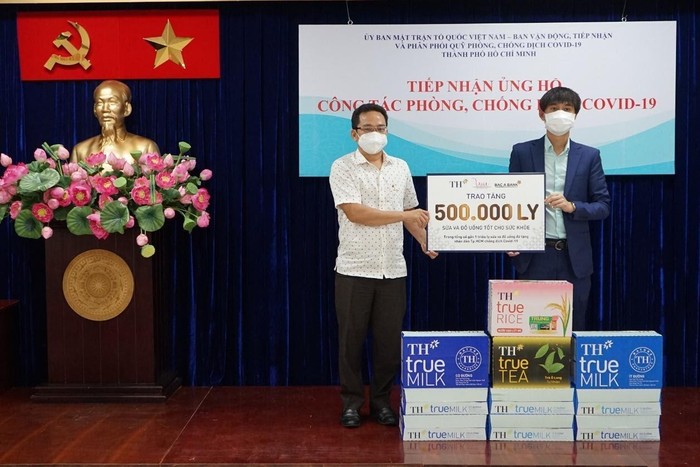 500.000 sản phẩm sữa tươi sạch và đồ uống tốt cho sức khỏe của Tập đoàn TH tiếp tục được gửi tới người dân Thành phố Hồ Chí Minh, chung tay đẩy lùi dịch bệnh Covid-19.