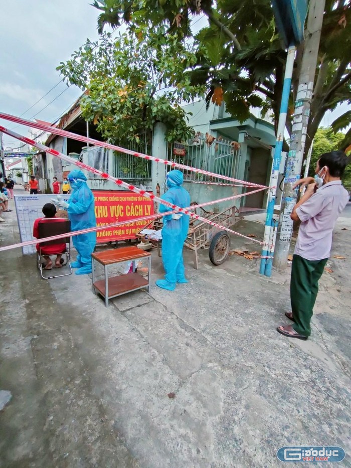Đội truy vết số 1 đang test nhanh tại khu vực cách ly phường Tân Phong (thành phố Biên Hòa, tỉnh Đồng Nai). Ảnh: Hữu Đức