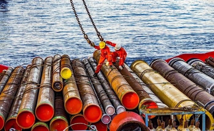 Người lao động dầu khí làm việc trên công trình biển