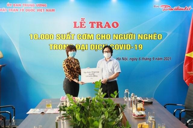 Quyền Tổng Biên tập Lê Anh Đạt nhận bảng tượng trưng tiền hỗ trợ chương trình.