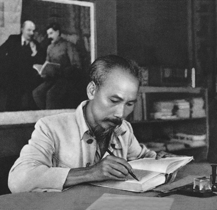 Chủ tịch Hồ Chí Minh là bậc thầy của phương pháp tư tưởng cách mạng và sáng tạo (Trong ảnh: Chủ tịch Hồ Chí Minh trong phòng làm việc của Người ở căn cứ Việt Bắc) (Ảnh: Tư liệu).