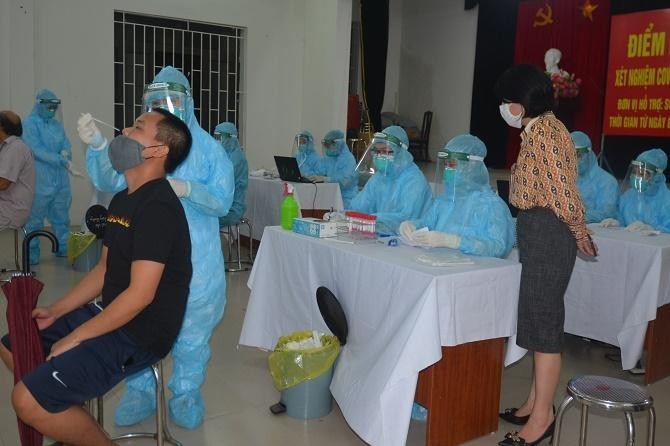 Lãnh đạo Sở Y tế Hà Nội động viên các thầy thuốc Bắc Ninh đang làm nhiệm vụ xét nghiệm COVID-19 cho người dân trên địa bàn huyện Gia Lâm.