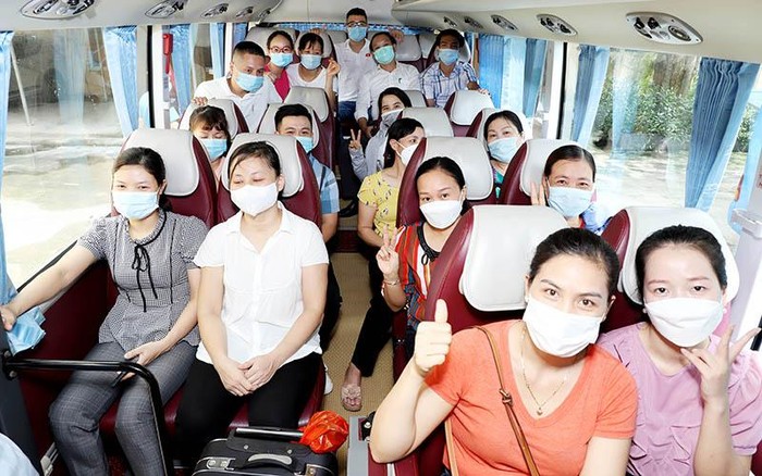 Đoàn cán bộ y tế tỉnh Hà Nam hỗ trợ chống dịch tại huyện Ứng Hòa, Hà Nội.
