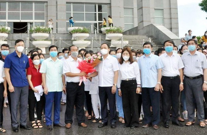 500 cán bộ y tế của tỉnh Hưng Yên đã lên đường hỗ trợ công tác phòng, chống dịch COVID-19 tại Thành phố Hà Nội.