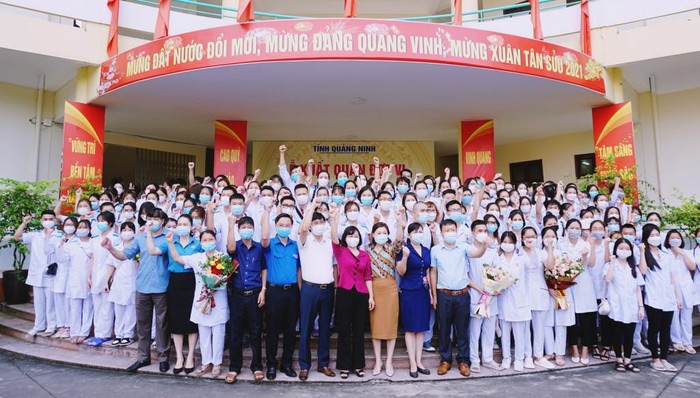 500 cán bộ, nhân viên y tế tỉnh Quảng Ninh đã lên đường tham gia chống dịch COVID-19 tại Thủ đô Hà Nội.