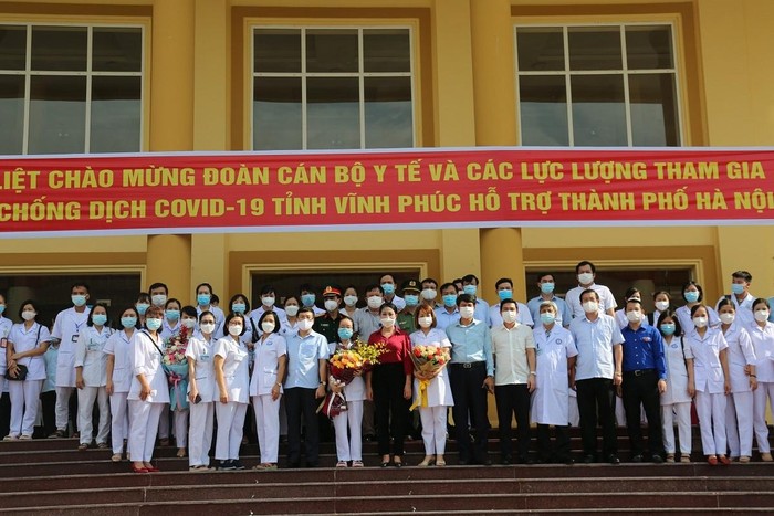 Lãnh đạo tỉnh Vĩnh Phúc tiễn 650 chiến sĩ áo trắng lên đường chống dịch tại Hà Nội.