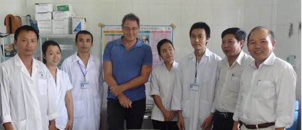 Giáo sư Huỳnh Đình Chiến (ngoài cùng bên phải) cùng nhóm nghiên cứu tại Trung tâm y tế huyện Hướng Hóa (Quảng Trị) trong chuyến nghiên cứu khảo sát đầu năm 2019