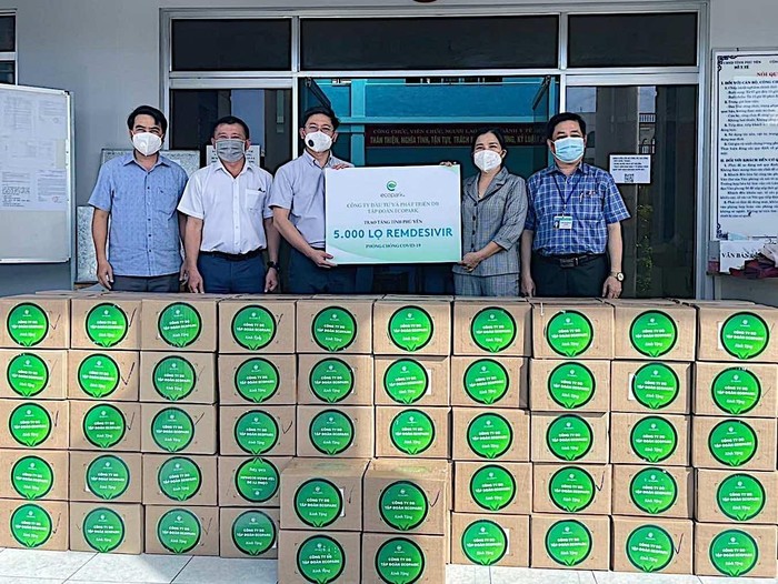 Đại diện Sở Y tế Phú Yên nhận thuốc từ đại diện tập đoàn Ecopark
