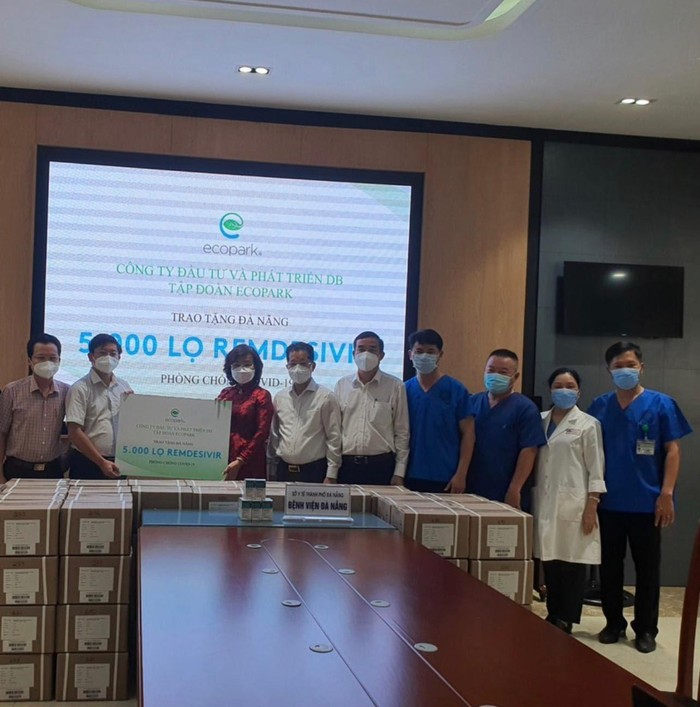 Chủ tịch và Bí thư Thành phố Đà Nẵng nhận thuốc do Ecopark trao tặng