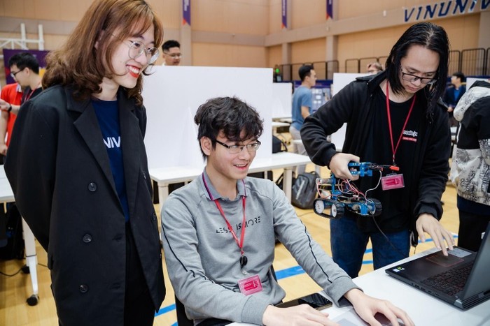 Phan Nhật Huy (giữa) tham gia ngày Ngày hội Kỹ thuật và Khoa học Máy tính 2021 tại Trường Đại học VinUni