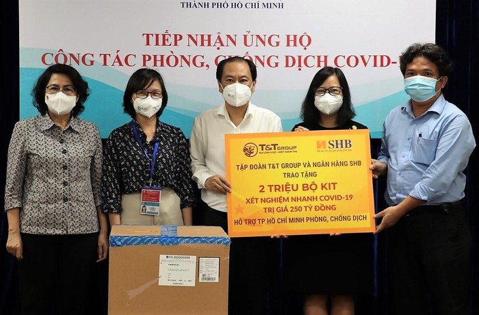 Đại diện Tập đoàn T&amp;T Group và Ngân hàng SHB trao tặng 2 triệu kit xét nghiệm nhanh COVID-19 cho lãnh đạo Ủy ban Mặt trận Tổ quốc Việt Nam Thành phố Hồ Chí Minh và Sở Y tế Thành phố Hồ Chí Minh.