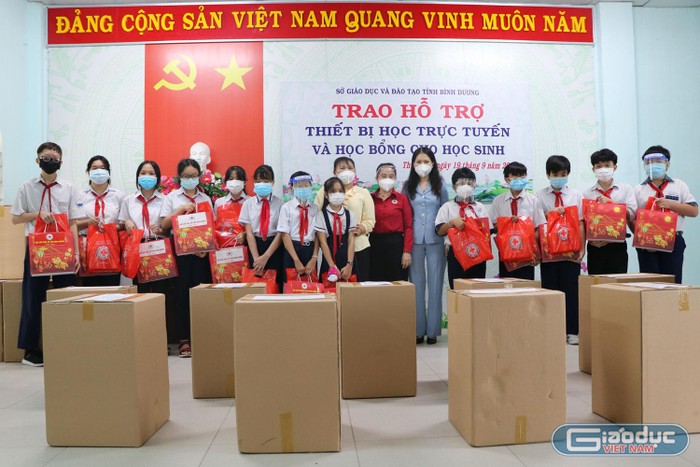Học sinh nghèo ở thành phố Thuận An (Bình Dương) được nhận máy tính bàn và quà Trung thu. Ảnh: Hữu Đức