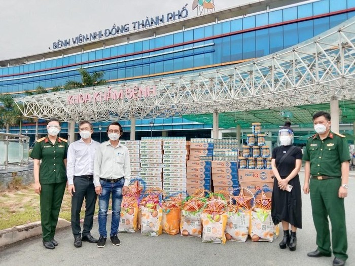 Hàng nghìn món quà dinh dưỡng được đại diện Nutifood trao tặng cho Bệnh viện Quân Y 175 và Bệnh viện Nhi đồng Thành phố