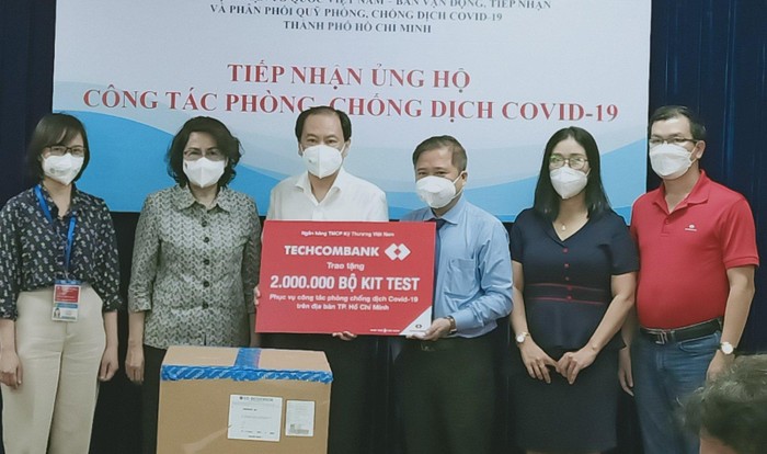 Đại diện lãnh đạo Techcombank trao tặng 2 triệu kit test covid 19 cho Ủy Ban Nhân dân Thành phố Hồ Chí Minh