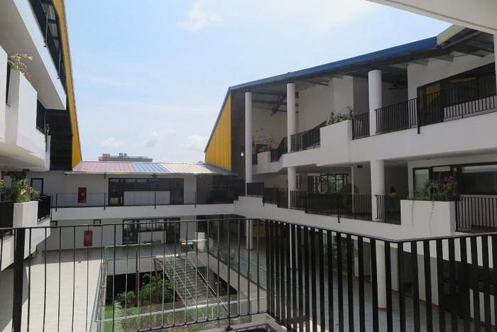 Được xây dựng trên diện tích 10.000m2, gồm 3 tòa nhà thiết kế theo lối kiến trúc mở, Hệ thống giáo dục Dạ Hợp trở thành ngôi trường hiện đại nhất Hòa Bình.