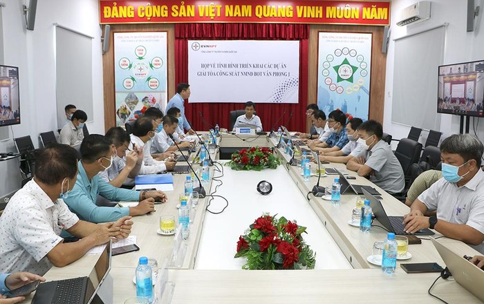 Ông Nguyễn Tuấn Tùng – Chủ tịch Hội đồng thành viên EVNNPT chủ trì cuộc họp về tình hình triển khai các dự án giải tỏa công suất Nhà máy nhiệt điện BOT Vân Phong 1