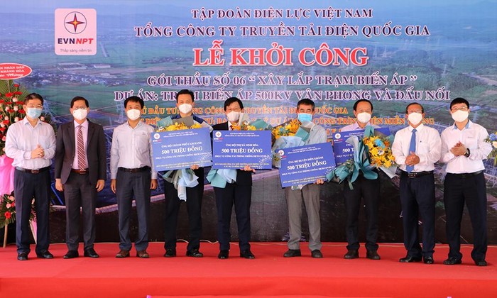 Tại chương trình, lãnh đạo EVN/EVNNPT cũng trao biểu trưng ủng hộ 500 triệu đồng cho huyện Diên Khánh, Cam Lâm, thị xã Ninh Hòa và thành phố Cam Ranh để các địa phương thực hiện phòng chống dịch COVID-19 phục vụ công tác bồi thường giải phóng mặt bằng dự án.