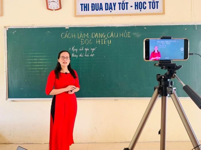 Giáo viên dạy trực tuyến rất vất vả. (Ảnh minh hoạ: Baonghean.vn)