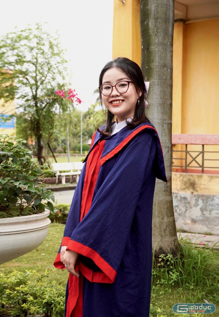 Cô nàng chuyên văn Lưu Thu Hoài rạng rỡ trong bộ đồ tốt nghiệp. (Ảnh: Nhân vật cung cấp).