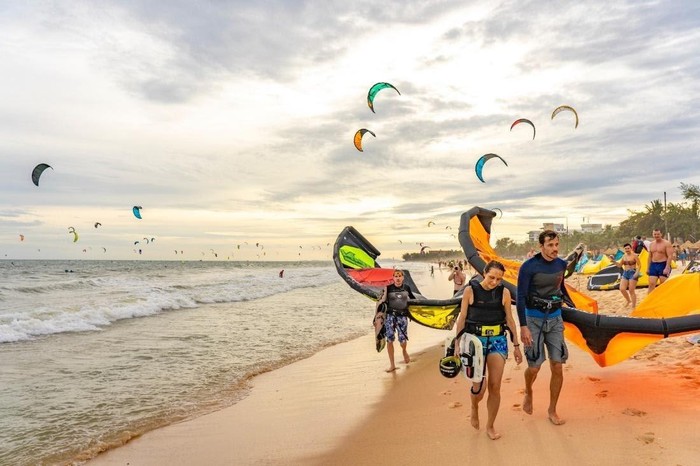 Phan Thiết – Bình Thuận là một trong hai địa điểm hiếm hoi tại Đông Nam Á có sức gió lý tưởng cho bộ môn lướt sóng với diều.