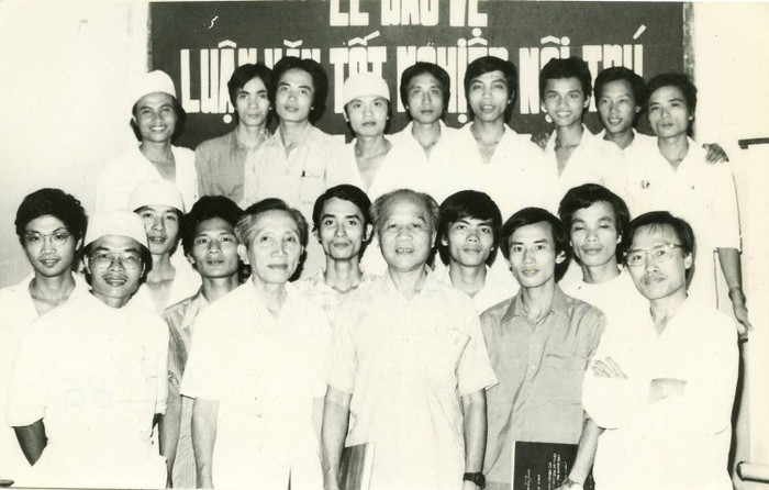 Giáo sư, Tiến sĩ Lê Ngọc Thành - Hiệu trưởng Trường Đại học Y Dược trong Lễ Bảo vệ Luận văn Tốt nghiệp Nội trú Ngoại, Bệnh viện Hữu nghị Việt Đức Khóa 11 năm 1986. (Hàng trên, thứ tư từ trái sang phải)