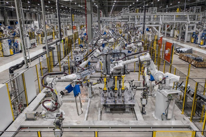 Dàn robot tại xưởng hàn thân vỏ, Nhà máy ô tô VinFast (Cát Hải, Hải Phòng)